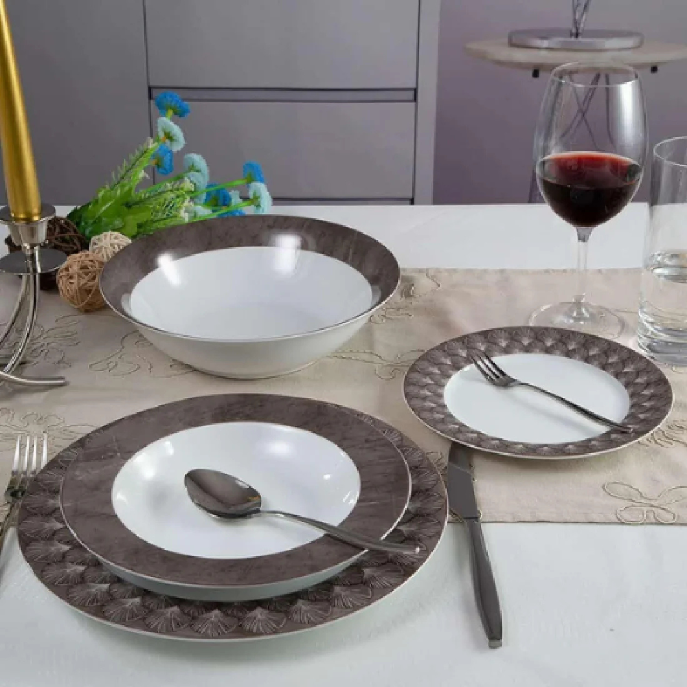 Елегантен порцеланов сервиз за хранене с флорални мотиви